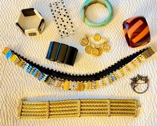Funky vintage jewelry in large quantities at reasonable prices