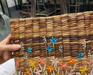Basket purse with embroidered straw flowers