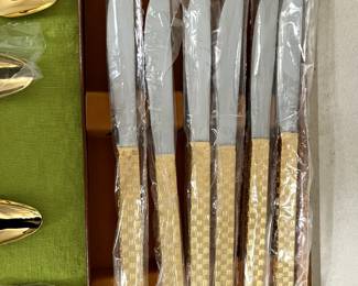 $600 - RARE Mid Century Modern Period flatware gold flatware basketweave - Never used - Service for 12 (6 pieces setting) + 12 steak knifes + 12 ice tea spoons + 12 butter spreaders + 4 serving pieces (2 serving spoons, 1 meat fork, 1 gravy ladle) Total 112 pieces - Provenance : from the Levin family.