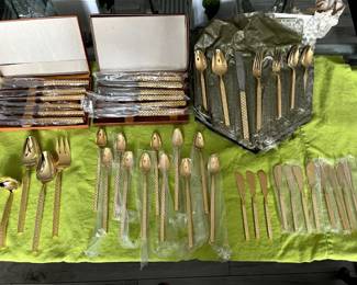 $600 - RARE Mid Century Modern Period flatware gold flatware basketweave - Never used - Service for 12 (6 pieces setting) + 12 steak knifes + 12 ice tea spoons + 12 butter spreaders + 4 serving pieces (2 serving spoons, 1 meat fork, 1 gravy ladle) Total 112 pieces - Provenance : from the Levin family.