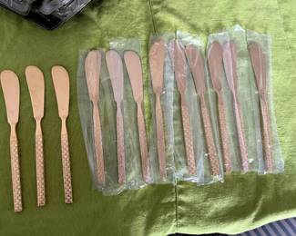 $600 - RARE Mid Century Modern Period flatware gold flatware basketweave - Never used - Service for 12 (6 pieces setting) + 12 steak knifes + 12 ice tea spoons + 12 butter spreaders + 4 serving pieces (2 serving spoons, 1 meat fork, 1 gravy ladle) Total 112 pieces - Provenance : from the Levin family.