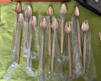$600 - RARE Mid Century Modern Period flatware gold flatware basketweave - Never used - Service for 12 (6 pieces setting) + 12 steak knifes + 12 ice tea spoons + 12 butter spreaders + 4 serving pieces (2 serving spoons, 1 meat fork, 1 gravy ladle) Total 112 pieces - Provenance : from the Levin family.