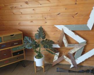 More decorative items in lanai.