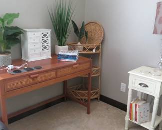 Desk/dressing table.
