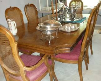 Dining Room Table w/2 large leaves & 6 chairs