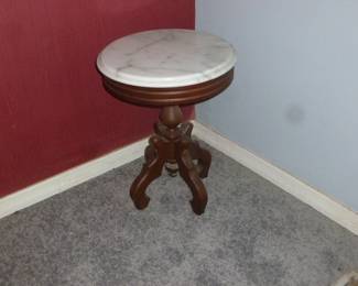 Victorian small table w/marble top