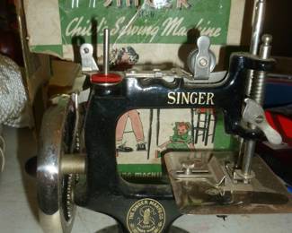 Awesome childs Singer Sewing Machine (part of box)