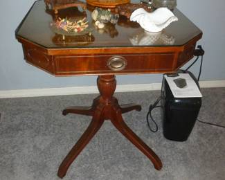 Beautiful vintage table w/drawer