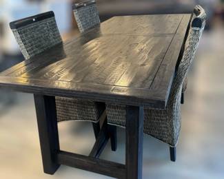 Beautiful solid wood dining table w/extra leaf