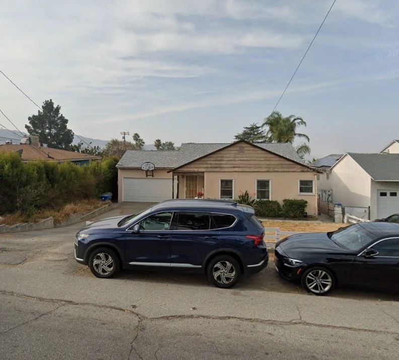 A little bit hidden behind the parked cars, but this is the sale location, so you know what to look for.
