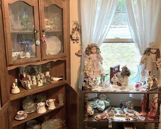 There is also this corner display cabinet to be had. Currently used to show mostly dishware, there are a few more dolls and figurines.