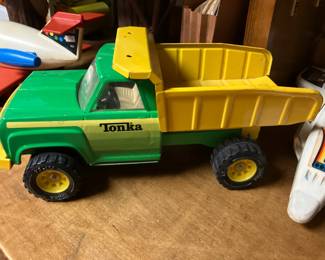 Tonka dump truck, near mint