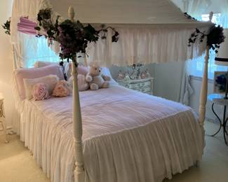 Canopy bed