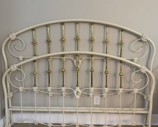 Beautiful vintage king wrought iron head and footboard by Elliott design made in USA
20% off