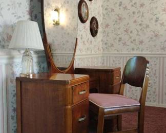 PC132VVintage Vanity