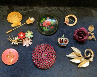 PC159Red Brooches