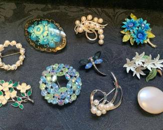 PC149Blue And White Brooches