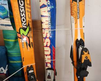 skis