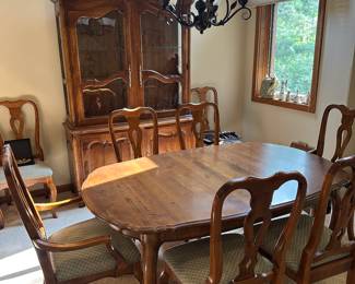 Ethan Allen dining rabble with 8 chairs and two leaves; Ethan Allen hutch