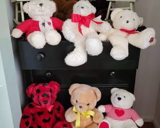 Teddy bears in vintage chest