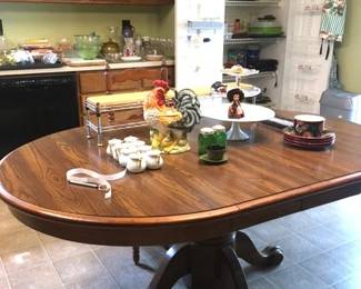 Claw Foot Dining Room Table with 2 Extra Leaves...Sturdy and clean