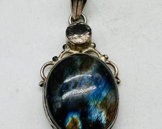 Labradorite pendant set in sterling silver jewelry