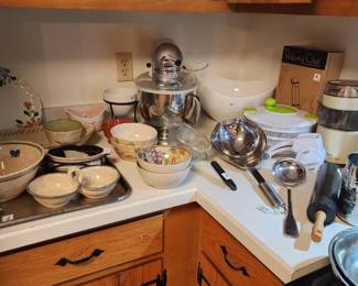 Lots of kitchen ware!