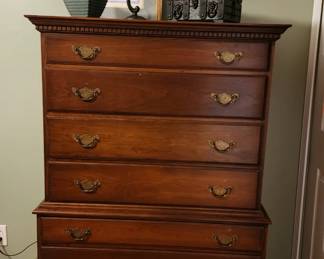 Excellent solid wood chest of drawers, brass hardware, accent lamp, more decor