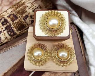 Vintage Americana 3 Piece Set Scarf Clip Matching Earrings