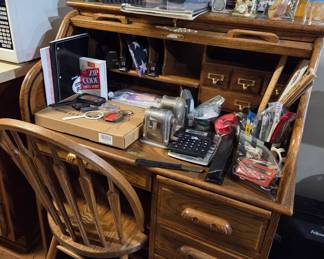 Oak roll top desk with lock and key