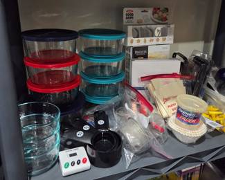 Modern Pyrex storage bowls with lids, lots of kitchen smalls