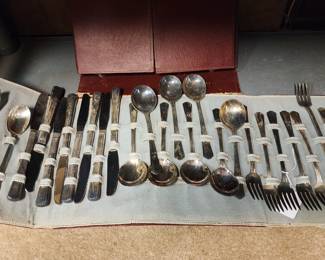 Wm Rogers silverplate flatware set