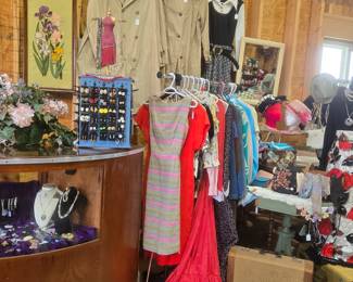 Welcome to the Best Barn Vintage Boutique! Jewelry, clothing, hats, purses, shoes & more!