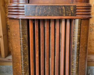 Nice Philco Radio. It hums!