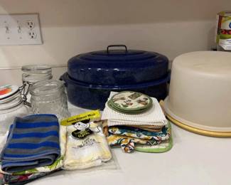 Kitchen Bundle with Roaster Tupperware Cake Carrier