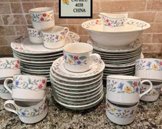 China 5O pc w/11 dinner plates
Pretty Summer Set