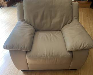 M22 - $400 3 Pcs. Italsofa arm chairs (2) and ottoman.
Chairs measure 46" w x 35"d x 32" tall. Ottoman measures 29" wide x 24" deep x 16" tall. Have been used but structurally good and sturdy with lots of comfy life left! No holes or rips in the leather. Looks much better in person!