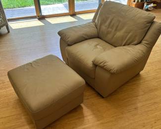 M22 - $400 3 Pcs. Italsofa arm chairs (2) and ottoman.
Chairs measure 46" w x 35"d x 32" tall. Ottoman measures 29" wide x 24" deep x 16" tall. Have been used but structurally good and sturdy with lots of comfy life left! No holes or rips in the leather. Looks much better in person!