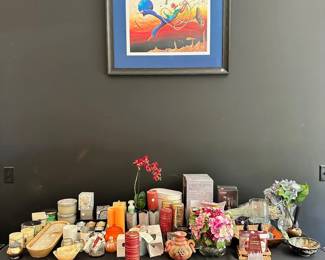 Overview of candles and decor