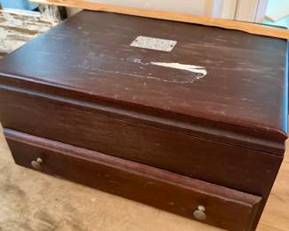 Flatware chest w/set of silverplate