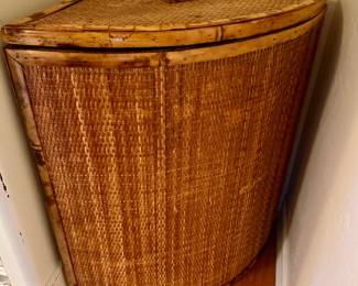 Corner hamper