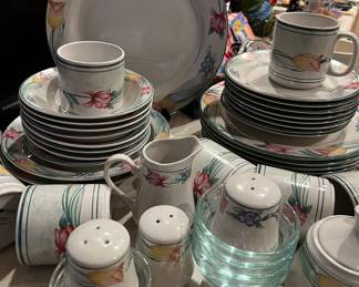 Oneida Tulip Garden Dinnerware