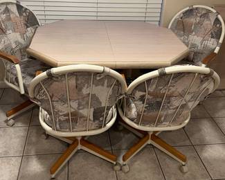 Dining Table w Leaf and 4 Chairs