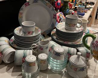 Oneida Tulip Garden Dinnerware