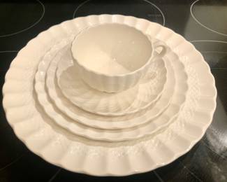 Spode Chelsea Wicker England
16 dinner plates, 12 cups and saucers, 12 bread plates, 10 salad plates, three soup bowls