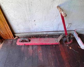 Look at this antique scooter!!