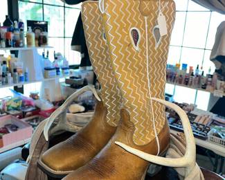 PAIR OF TWISTED X BOOTS
