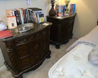 MATCHING PAIR OF BEDSIDE CHESTS