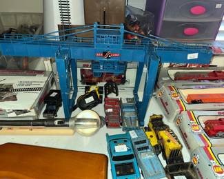 HO train accessories & cars