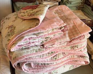 QUEEN COMFORTER & PILLOW SHAMS